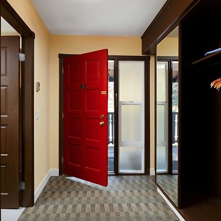 קלונה Cozystay Signature Lake Okanagan Resort מראה חיצוני תמונה