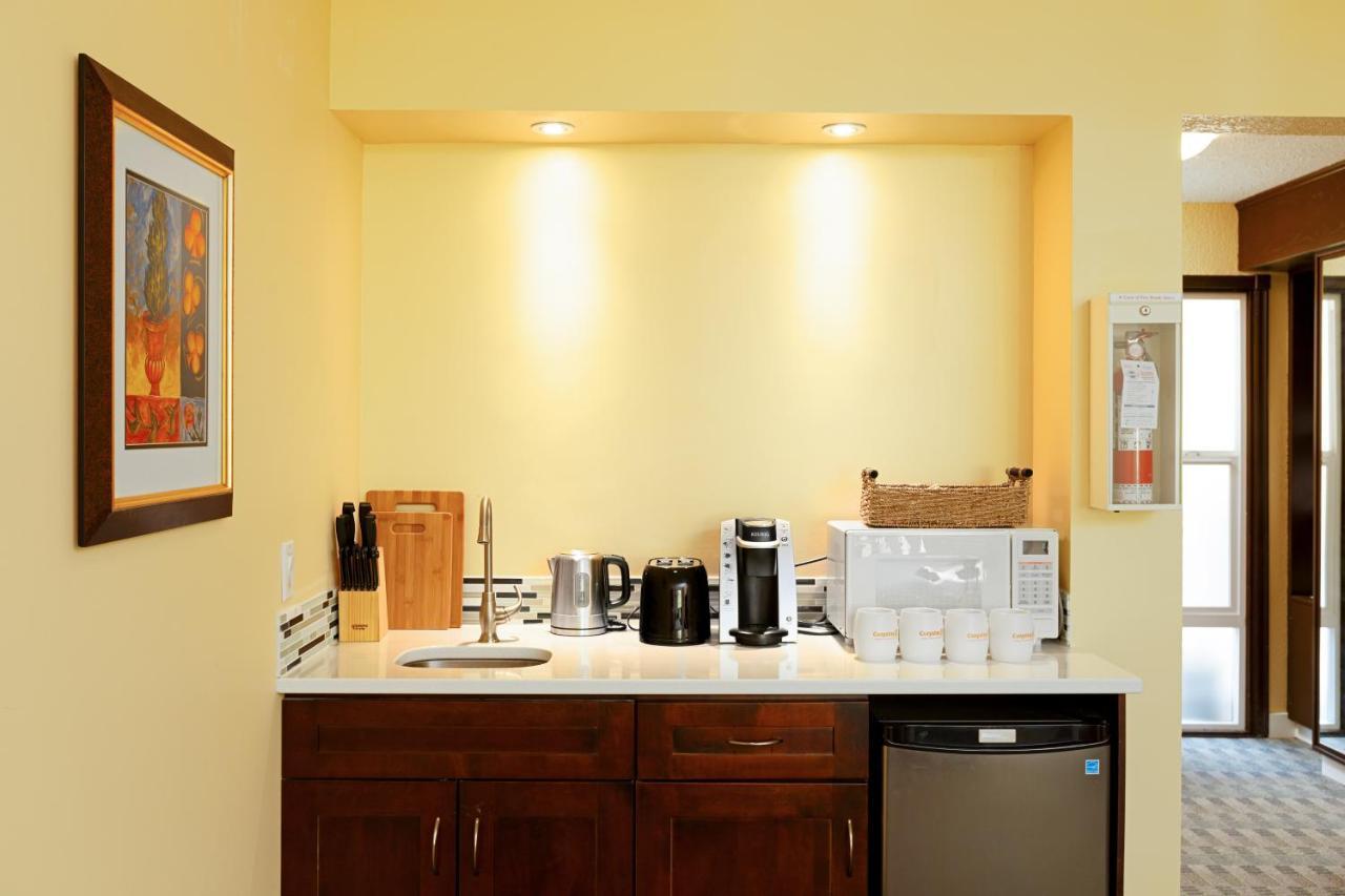 קלונה Cozystay Signature Lake Okanagan Resort מראה חיצוני תמונה